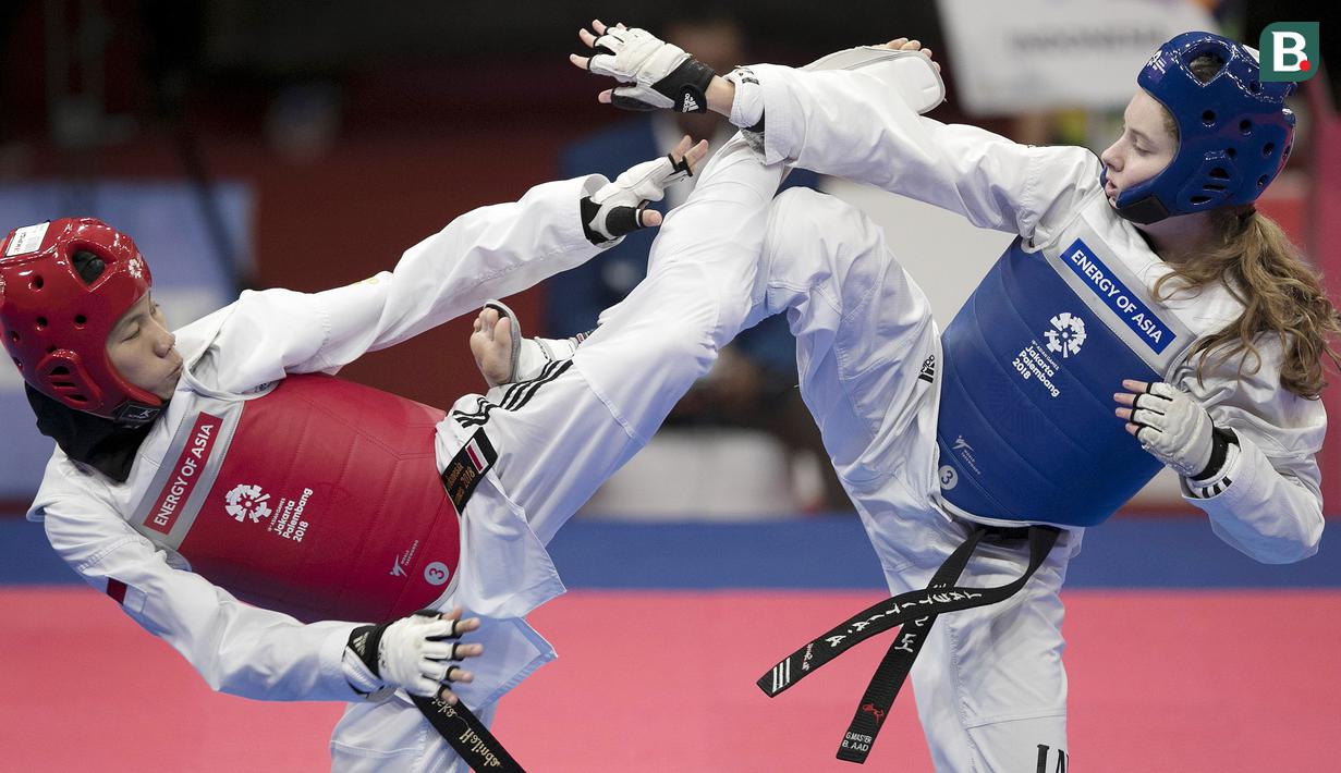 Atlet taekwondo Indonesia, Mariska Halinda, saat melawan wakil Lebanon, Laetitia Aoun, pada babak perdelapan final Asian Games di JCC, Jakarta, Senin (20/8/2018). Mariska Halinda kalah poin 22-23 dari Laetitia Aoun. (Bola.com/Peksi Cahyo)