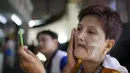Penyapu jalan Rose Yatar menggunakan tabir surya di wajahnya untuk melindungi dirinya dari sinar matahari di Manila, Filipina pada Senin (29/4/2024). (AP Photo/Aaron Favila)