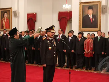 Kapolri Jenderal Pol. Badrodin Haiti mengucapkan sumpah jabatan yang dipimpin oleh Presiden Joko Widodo di Istana Negara, Jakarta, Jumat (17/4/2015). (Liputan6.com/Faizal Fanani)