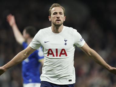 Liga Inggris yang dipenuhi para pemain terbaik dari seluruh dunia selalu menyajikan persaingan panas para striker haus gol dalam perebutan gelar top skor di setiap musimnya. Tercatat hanya ada 6 striker lokal yang mampu menandingi para striker asing untuk memperebutkan Golden Boot, penghargaan untuk pencetak gol terbanyak tiap musimnya. Siapa aja 6 striker lokal tersebut? Simak uraiannya berikut ini. (AP/Ian Walton)