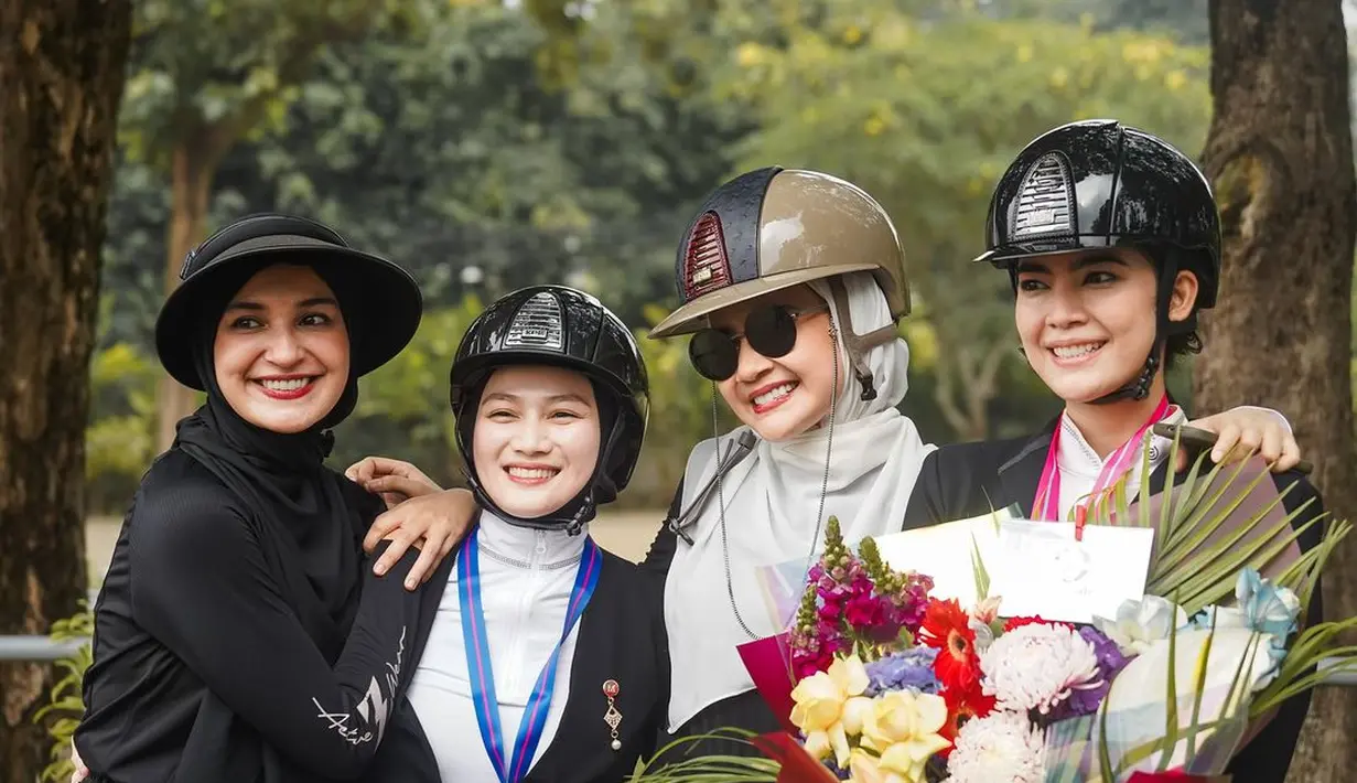 Dalam ajang Turnamen Olahraga Selebriti Indonesia (TOSI) Season 3, pesona para selebriti berhijab seperti Zaskia Sungkar, Shireen Sungkar, dan Melody eks JKT48 menjadi sorotan utama.  [Dok/zaskiasungkar15]