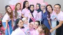 Hadir dalam acara tersebut diantaranya, ada Nia Ramadhani, Ashanty, Titi Kamal, Aurel Hermansyah, Zaskia Sungkar, Shireen Sungkar, Paula Verhoeven, Tya Ariestya, Ririn Ekawati dan Ayu Dewi. [Instagram/titi_kamall]