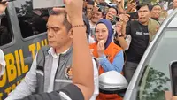 Mantan Bupati Gowa, Sitti Husniah Talenrang, resmi ditahan penyidik Korps Pemberantasan Tindak Pidana Korupsi (Kortas Tipidkor) Polri terkait kasus dugaan pemerasan dan/atau gratifikasi serta TPPU. (Liputan6.com/Fauzan)