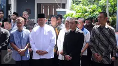Presiden ke-6 RI, Susilo Bambang Yudhoyono (kedua kiri) saat menghadiri penghormatan terakhir jenazah Ketua KPU Husni Kamil Manik di Kompleks KPU, Jakarta, Jumat (8/7). Husni Kamil Manik wafat di usia 40 tahun. (Liputan6.com/Helmi Fithriansyah)