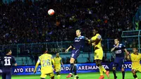 Bek tengah Arema, Goran Gancev saat berduel melawan Barito Putra pada laga home di Stadion Kanjuruhan Malang, 26 Juli 2016. (Liputan6.com/Zainul Arifin)