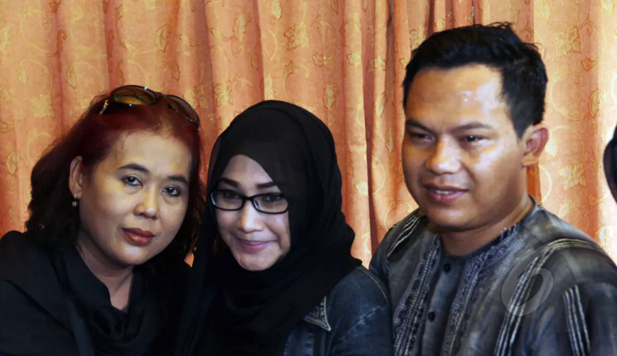 Vokalis Band Wali, Faank berkunjung ke rumah Mpok Nori di kawasan  Bambu Apus, Jakarta Timur, Jumat (3/4/2015). Sejumlah artis mendatangi rumah Mpok Nori setelah mendengar meninggalnya  komedian senior tersebut. (Liputan6.com/Helmi Afandi)