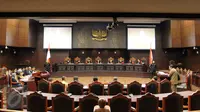 Suasana sidang uji materi UU Nomor 26 Tahun 2000 tentang Pengadilan HAM di Gedung Mahkamah Konstitusi, Jakarta, Selasa (8/9). Permohonan uji materi ini diajukan keluarga korban 1998. (Liputan6.com/Helmi Afandi)