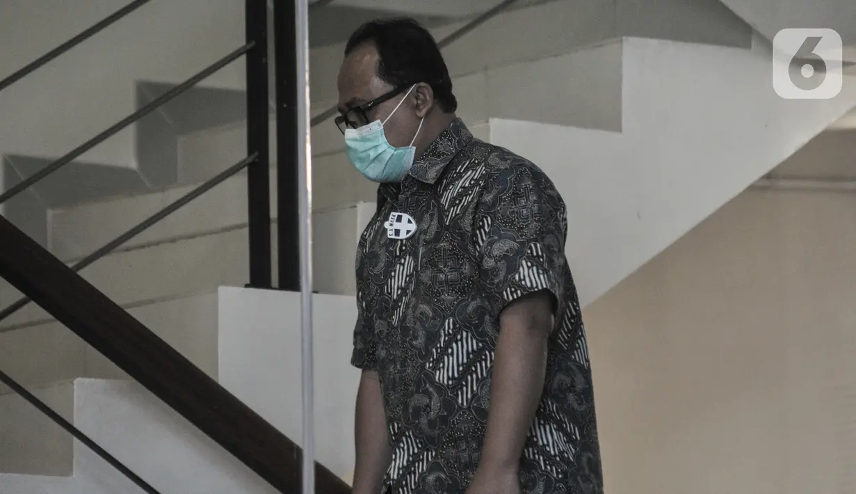 Direktur Utama PT Waskita Beton Precast Jarot Subana (batik biru) setibanya di Gedung KPK, Jakarta, Kamis (23/7/2020). Penyidik KPK menjemput paksa Jarot Subana lantaran dinilai tidak kooperatif selama proses penyidikan kasus korupsi proyek infrastruktur. (merdeka.com/Iqbal Nugroho)