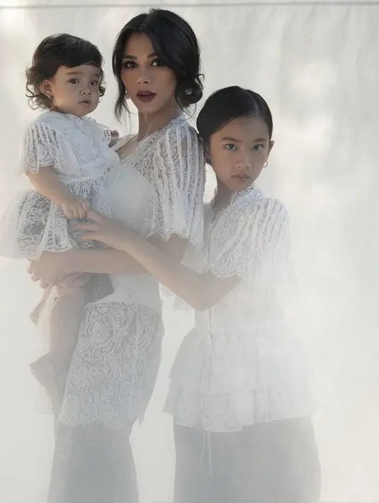 <p>Ketiganya tampil memesona mengenakan kebaya warna putih yang senada. (Instagram/adindabakrie).</p>
