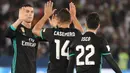 Striker Real Madrid, Cristiano Ronaldo bersama Casemiro, merayakan gol ke gawang Al-Jazira pada laga semifinal Piala Dunia Antarklub 2017 di Stadion Zayed Sport City, Rabu (13/12/2017). Real Madrid menang 2-1 atas Al-Jazira. (AFP/Karim Sahib)