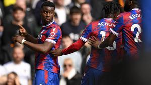 Selebrasi Bek Crystal Palace, Marc Guehi (kiri), setelah mencetak gol ke gawang Leeds United pada laga Liga Inggris 2022/2023 di Elland Road, Leeds (9/4/2023). Marc Guehi dapat diandalkan Arsenal sebagai pelapis sepadan di sektor bek tengah yang kini ditempati Gabriel Magalhaes dan William Saliba. The Gunners mesti bersaing dengan Manchester United untuk mendapatkan jasa pemain milik Crystal Palace yang baru saja melakoni debut bersama Timnas Inggris tersebut. (AFP/Oli Scarff)