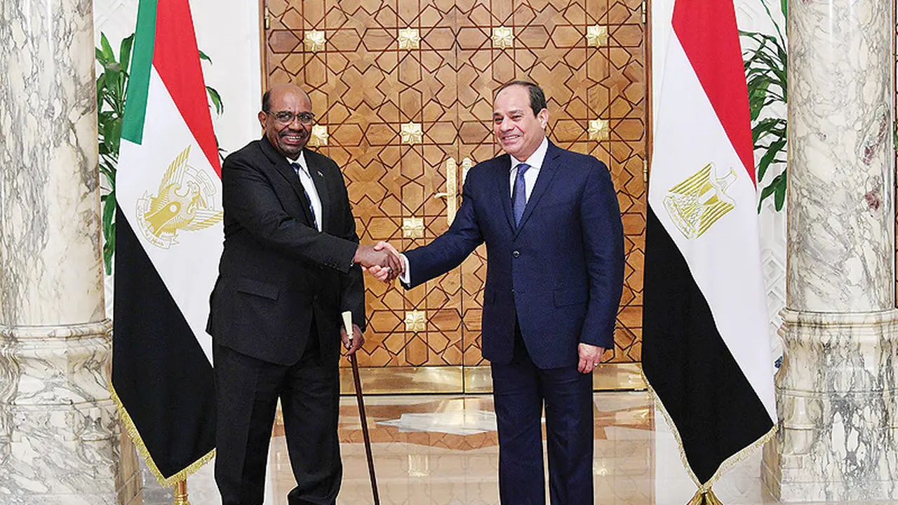 Presiden Sudan, Omar al-Basyir bertemu dengan Presiden Mesir, Abdul Fattah al-Sisi (AFP Photo)