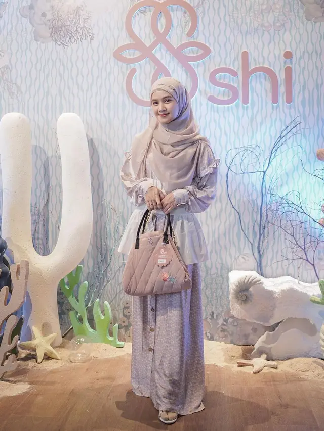 6 Gaya Berhijab Selebgram Adinda Amira, Inspirasi Busana Pastel yang Lembut