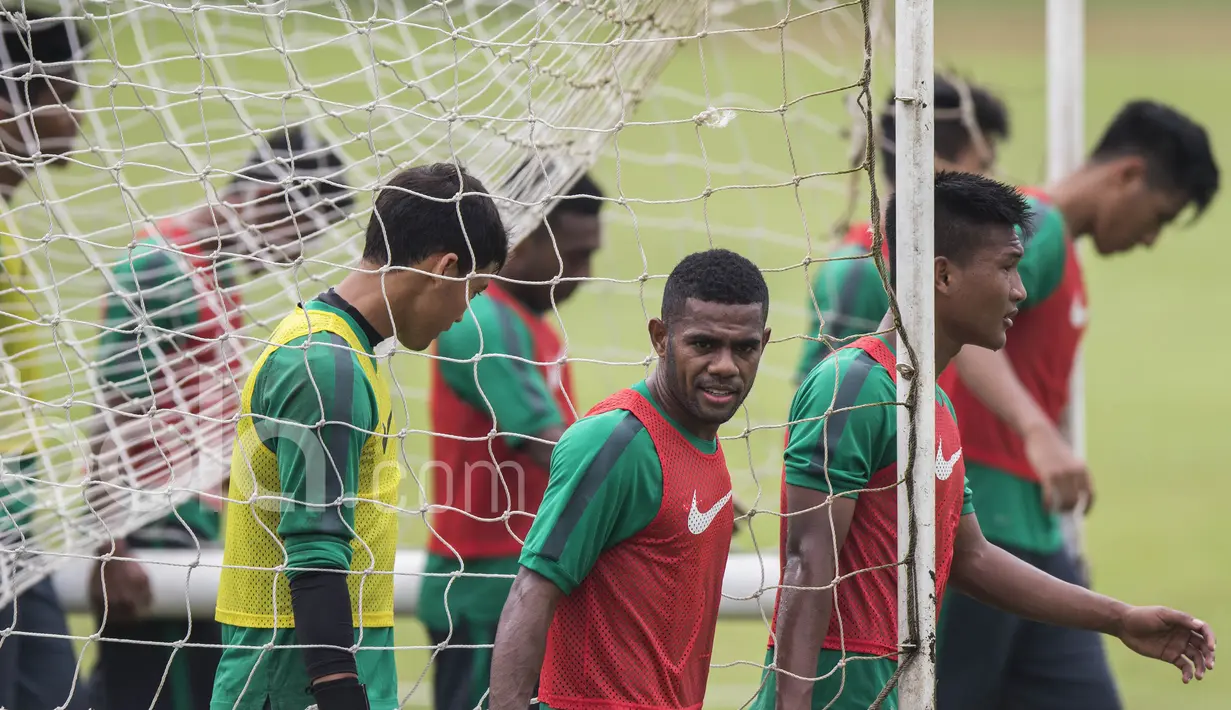 Gelandang Bali United, Yabes Roni, mengangkat gawang usai mengikuti seleksi Timnas Indonesia U-22 di Lapangan SPH Karawaci, Banten, Selasa (7/3/2017). (Bola.com/Vitalis Yogi Trisna)