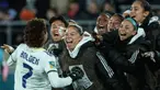 Selebrasi pemain Timnas Filipina putri, Sarina Bolden (kiri), setelah menjebol gawang Selandia Baru dalam pertandingan lanjutan grup A Piala Dunia Wanita 2023 yang berlangsung di Stadion Regional Wellington, Selasa (25/7/2023). (AFP/Marty Melville)