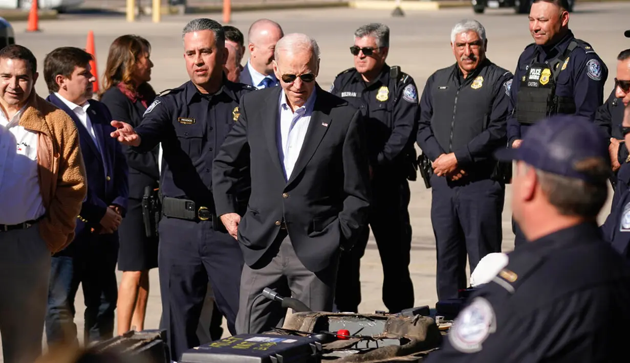 Presiden Amerika Serikat Joe Biden mengunjungi pelabuhan masuk El Paso, Bridge of the Americas, pelabuhan masuk yang sibuk di sepanjang perbatasan di El Paso Texas, 8 Januari 2023. Imigran nantinya akan diizinkan bekerja secara legal hingga dua tahun jika mereka mendaftar dari negara asal, lulus pemeriksaan latar belakang, dan membuktikan bahwa mereka memiliki seorang sponsor keuangan di AS. (AP Photo/Andrew Harnik)