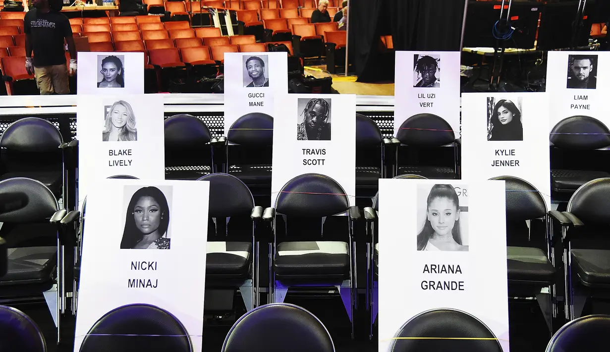 Foto penyanyi rap Nicki Minaj dan Ariana Grande tertempel di tempat duduk untuk ajang MTV Video Music Awards (MTV VMA) 2018 di Radio City Music Hall, New York, 17 Agustus 2018. MTV VMA 2018 akan berlangsung 20 Agustus mendatang. (AFP/Angela Weiss)