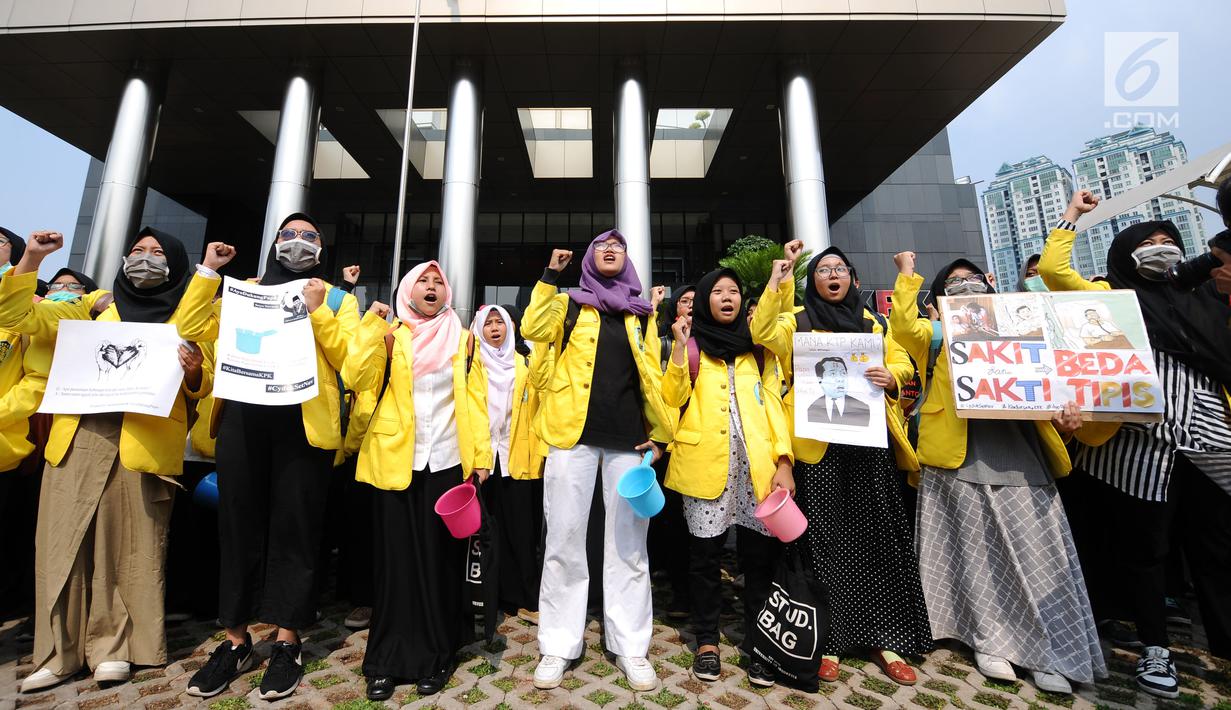 Sejumlah mahasiswa yang tergabung dalam UI Beraksi melakukan aksi di depan Gedung KPK, Jakarta, Jumat (13/10). Mereka meminta KPK segera menetapkan kembali status tersangka kepada Setya Novanto. (Liputan6.com/Helmi Fithriansyah)