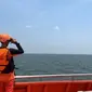 Petugas Basarnas Pekanbaru yang dikerahkan melakukan evakuasi dan penyelamatan terhadap anak buak Kapal KM Lintang Timur Samudera yang karam di Selat Malaka. (Liputan6.com/Istimewa)