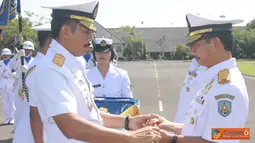 Citizen6, Surabaya: Laksma TNI Aswad resmi menjabat Dankodikopsla Kobangdikal menggantikan Laksma TNI Yayat Achmad Hadirat, Selasa, (30/10).(Pengirim: Penkobangdikal).