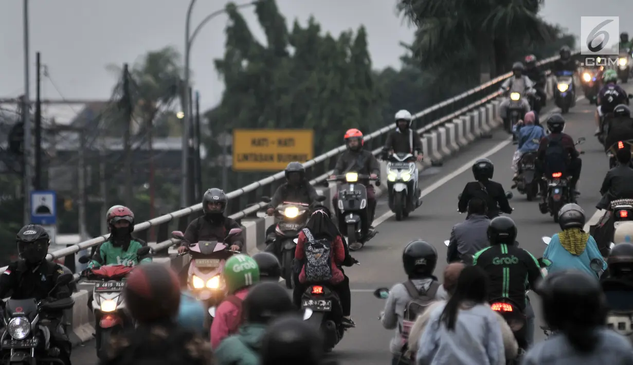 Pengendara sepeda motor melawan arah di jalan layang atau flyover Buaran, Jakarta, Kamis (29/11). Nekatnya pengendara motor tersebut dapat membahayakan keselamatan pengguna jalan lain sekaligus mengancam nyawa mereka sendiri. (Merdeka.com/Iqbal S Nugroho)