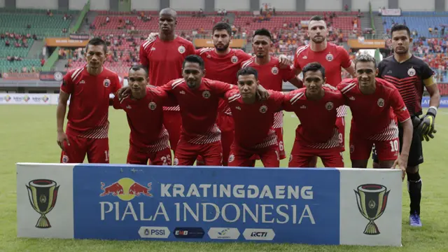 Para pemain Persija Jakarta foto bersama sebelum melawan 757 Kepri Jaya. (Bola.com/Yoppy Renato)