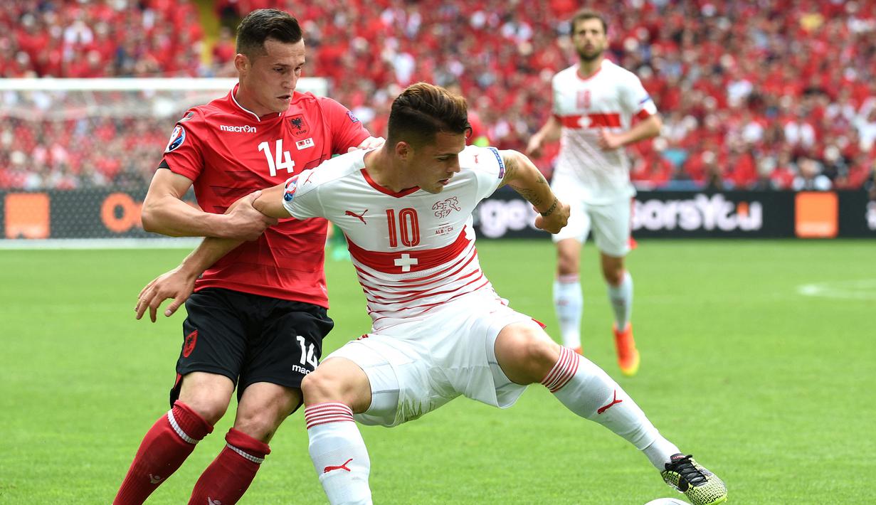 Keduanya pernah saling berhadapan dalam Putaran Final Piala Eropa 2016 di Lens, Prancis, tepatnya dalam matchday pertama penyisihan Grup A, 11 Juni 2016. Swiss berhasil menang 1-0 atas Albania. (AFP/Francois Lo Presti)