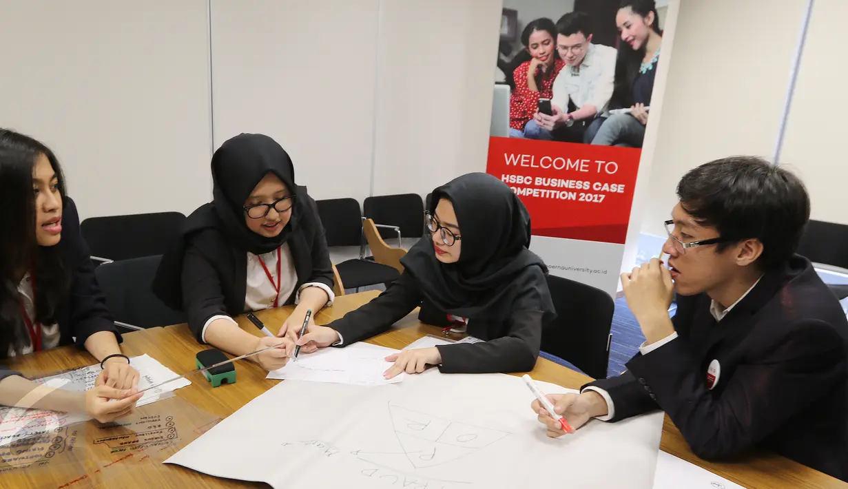 Mahasiswa UGM Jogjakarta sedang berdiskusi untuk merumuskan strategis bisnis dalam HSBC Business Case Competition (BCC) di Sampoerna University, Jakarta, Sabtu (01/4). (Liputan6.com/Fery Pradolo)