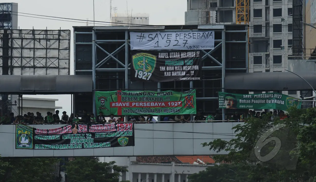 Puluhan supporter klub Persebaya 1927 (bonek) melakukan aksi di atas jembatan penyeberangan jalan Embong Malang, Surabaya, Sabtu (18/4/2015).  Para bonek meminta dikembalikannya hak-hak PT Persebaya Indonesia. (Liputan6.com/Helmi Fithriansyah)