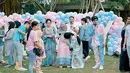 Selain membagikan momen bertemu besan, ibunda Atta juga membagikan beberapa keseruan acara gender reveal. Dari beberapa potret dan video yang diunggah, acara tampak begitu meriah bersama keluarga besar. [Instagram/genifaruk]