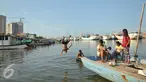 Seorang anak melompat ke laut di kawasan Luar Batang, Penjaringan, Jakarta, Senin (28/3). Pemprov DKI Jakarta menargetkan pembangunan 300 Ruang Publik Terpadu Ramah Anak (RPTRA) di seluruh kawasan Jakarta. (Liputan6.com/Gempur M Surya) 