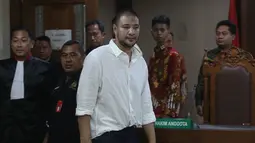 Ini menjadi sidang pertama Ammar Zoni yang dijalani secara tatap muka atau langsung. Tampak dalam foto, Pesohor Muhammad Ammar Akbar alias Ammar Zoni saat dihadirkan secara langsung pada persidangan terkait kasus peredaran narkotika di dalam Lembaga Pemasyarakatan (Lapas) Salemba di Pengadilan Negeri Jakarta Pusat, Kamis (18/12/2025). (merdeka.com/Arie Basuki)