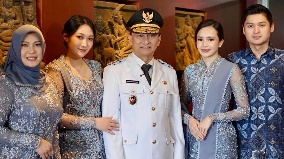 6 Potret Ibu Mertua dan Kakak Ipar Beby Tsabina yang Kompak Kenakan Kebaya Biru dengan Dirinya saat Pelantikan Ayah Mertua