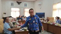 Kepala DPUTR Riyoso menyalami Tim Pansus Hak Angket Pemakzulan Bupati Pati Sudewo
