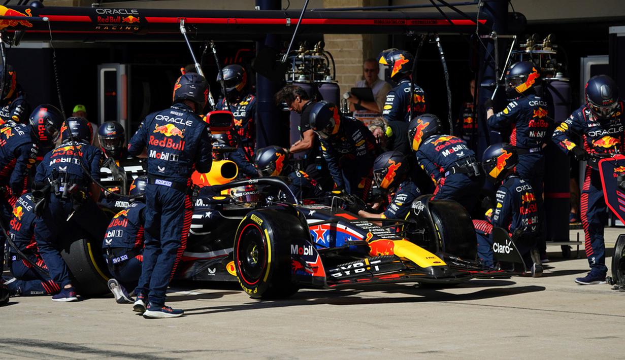 Selain Hamilton dan Leclerc, ada Max Verstappen dan Lando Norris yang mobilnya juga diperiksa oleh petugas FIA. Verstappen dan Norris lolos dalam pemeriksaan plank wear tersebut, namun sayangnya Hamilton dan Leclerc tidak. (AP Photo/Shawn Thew, Pool)