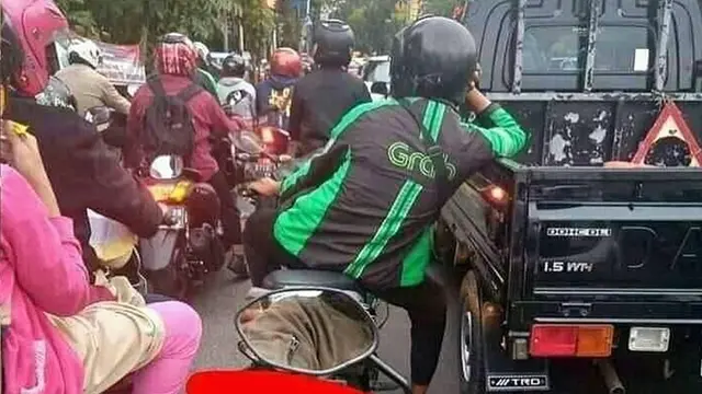 6 Kelakuan Driver Ojek Online saat Berhenti di Lampu Merah Ini Bikin Tepuk Jidat