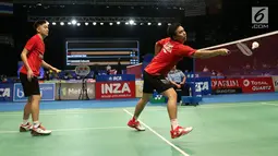 Ganda Putra Hendra Setiawan/Boon Heong Taan mengembalikan kok ke arah Li Junhui/Liu Yuchen (Tiongkok) di babak 16 besar Indonsia Open 2017 di JCC Plenary Hall, Jakarta, Kamis (15/6). Hendra/Boon kalah 15-21, 15-21. (Liputan6.com/Helmi Fithriansyah)