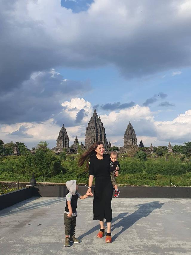 Momen Vicky Shu Liburan di Candi Prambanan dan Borobudur