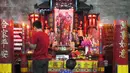 Warga keturunan Tionghoa bersembahyang pada malam Tahun Baru Imlek di Vihara Amurva Bhumi, Jakarta, Senin (04/2). Sembahyang menyambut Tahun Baru Imlek 2570 sebagai pengharapan kehidupan lebih baik di tahun Babi Tanah. (Liputan6.com/Herman Zakharia)