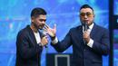 <p>Mantan pemain Persija Jakarta, Bambang Pamungkas (kiri) ikut menjadi host untuk memandu acara Konser Gila Bola 2022 bersama Irfan Hakim, Gilang Dirga, Rendra Soedjono, dan Edwin Setyadinata yang berlangsung di Studio 5 Indosiar, Daan Mogot, Jakarta, Kamis (17/11/2022). (Bola.com/Bagaskara Lazuardi)</p>