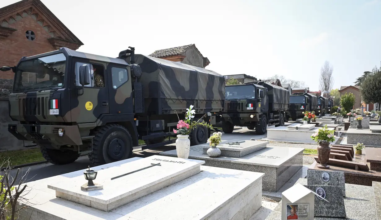 Konvoi truk militer yang membawa peti mati berisi jasad korban virus corona COVID-19 dari Bergamo tiba di Ferrara, Italia, Sabtu (21/3/2020). Pemindahan ini dilakukan karena kamar jenazah Bergamo telah mencapai kapasitas maksimum. (Massimo Paolone/LaPresse via AP)