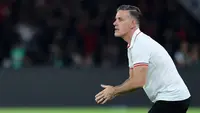 Pelatih kepala Timnas Indonesia, John Herdman memberikan instruksi ke pemainnya dalam laga semifinal FIFA Series 2026 melawan St Kitts and Nevis di Stadion Utama Gelora Bung Karno (SUGBK), Senayan, Jakarta, Jumat (27/03/2026). (Bola.com/M Iqbal Ichsan)