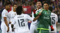 Kiper Real Madrid Keylor Navas berhasil menyelamatkan tendangan penalti pemain Atletico (Reuters)