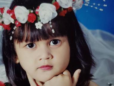 Cut Ratu Meyriska, aktris keturunan Aceh yang foto masa kecilnya curi perhatian. Cut Meyriska dipuji cantik sedari kecil dengan mata yang belok. Mata yang indah ini panen pujian dari netizen yang terpesona dengan kecantikan Cut Meyriska kecil. (Liputan6.com/IG/cutratumeyriska)