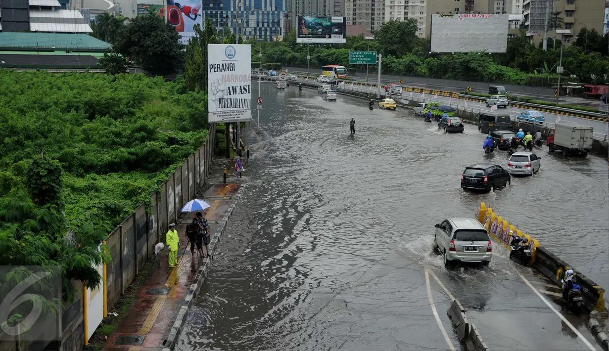 Sejumlah kendaraan menghindari genangan air di Jalan S Parman di ruas depan Kampus Trisakti dan Universitas Tarumanegara, Jakarta, Selasa (21/2). Banjir di kawasan ini disebabkan meluapnya beberapa sungai di Jakarta Barat. (Liputan6.com/Gempur M Surya)