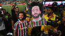 Marcelo berpose di samping dirinya saat perkenalan pemain baru Fluminense di Stadion Maracana, Rio de Janeiro, Brasil, Sabtu (11/03/2023) WIB. Mantan pemain Real Madrid tersebut bergabung hingga Desember 2024. (AFP/Carl De Souza)