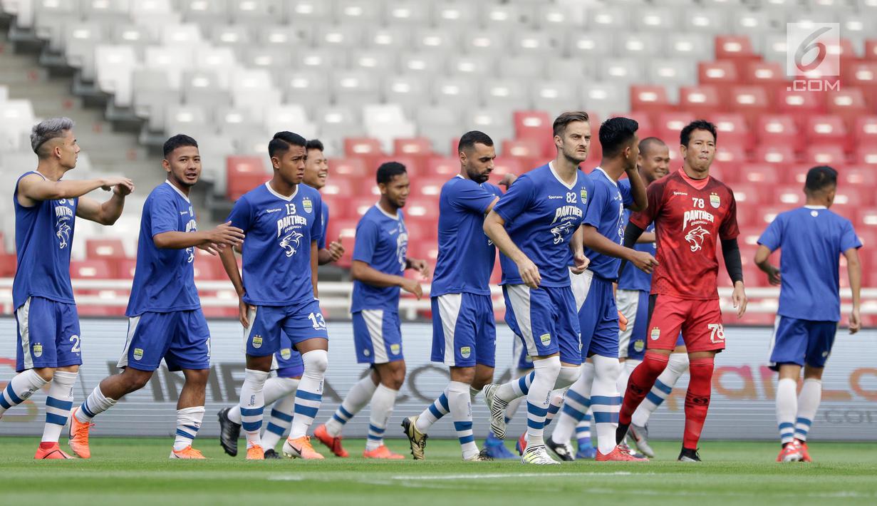 Pemain Persib Bandung saat menjalani sesi latihan di SUGBK, Jakarta, Selasa (9/7/2019). Persib siap memberi kejutan saat menghadapi Persija Jakarta pada pekan kedelapan Shopee Liga 1 2019. (Bola.com/Yoppy Renato Manalu)