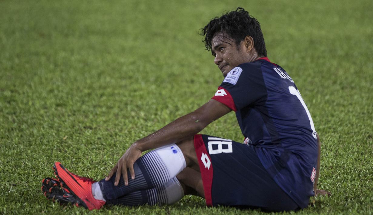 Gelandang Selangor FA, Ilham Udin, mengalami cedera saat melawan Kuala Lumpur FA pada laga Liga Super Malaysia di Stadion Kuala Lumpur, Cheras, Minggu (4/2/2018). Kuala Lumpur FA kalah 0-2 dari Selangor FA. (Bola.com/Vitalis Yogi Trisna)