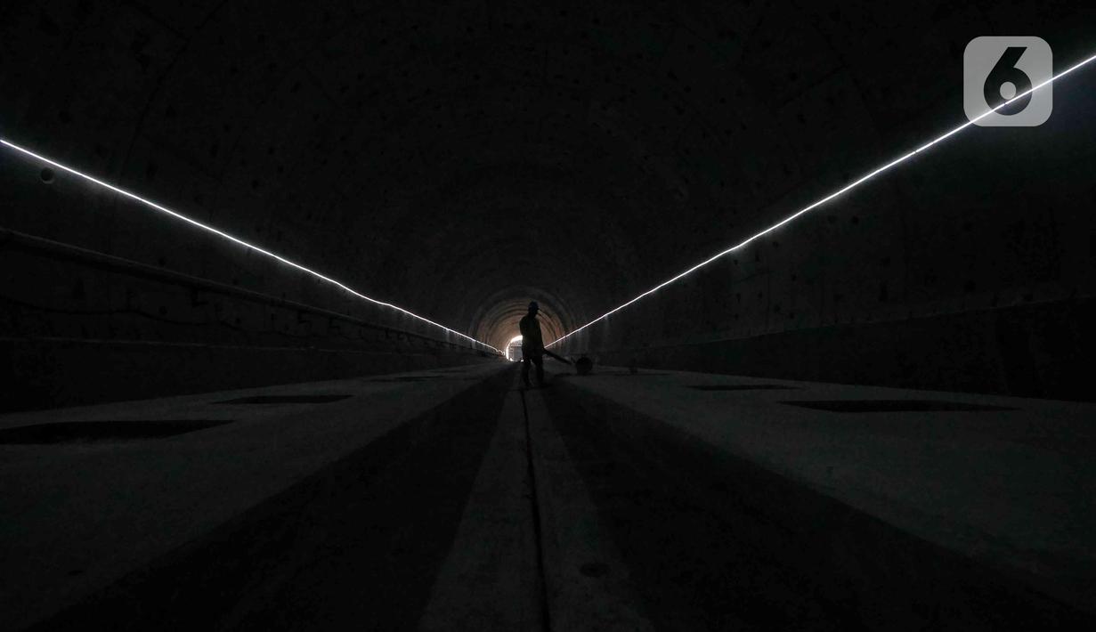 Pekerja menyelesaikan pengerjaan proyek Tunnel 1 Halim Kereta Cepat Jakarta-Bandung di Jalan Tol Jakarta-Cikampek KM 5+500, Jakarta, Kamis (27/1/2022). Tunnel 1 merupakan terowongan dua lintasan kereta cepat yang menembus bagian bawah Jalan Tol Jakarta-Cikampek. (Liputan6.com/Herman Zakharia)