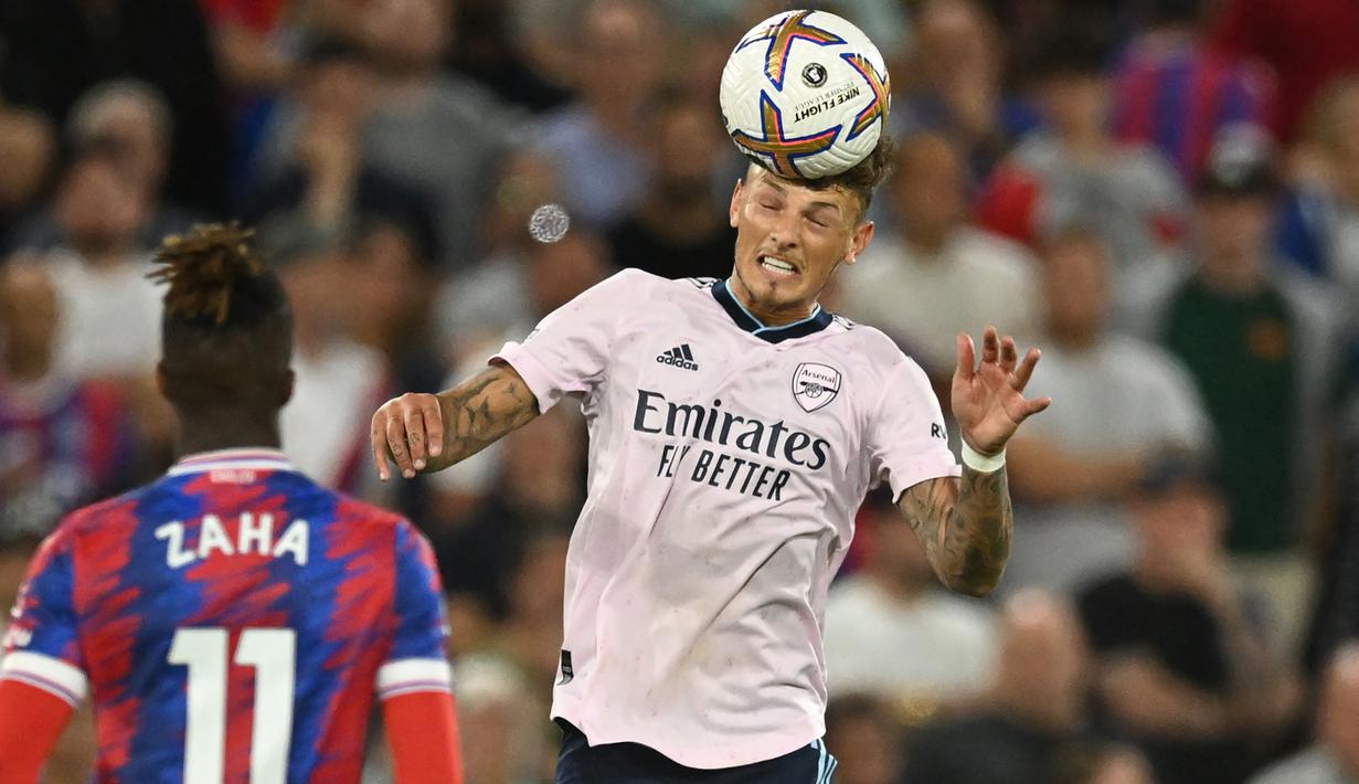 Wilfred Zaha juga berkali-kali melakukan penetrasi ke dalam kotak penalti Arsenal. Hanya saja, barisan pertahanan Arsenal yang dikomandoi oleh Ben White masih terlalu tangguh untuk dilewati. (AFP/Justin Tallis)